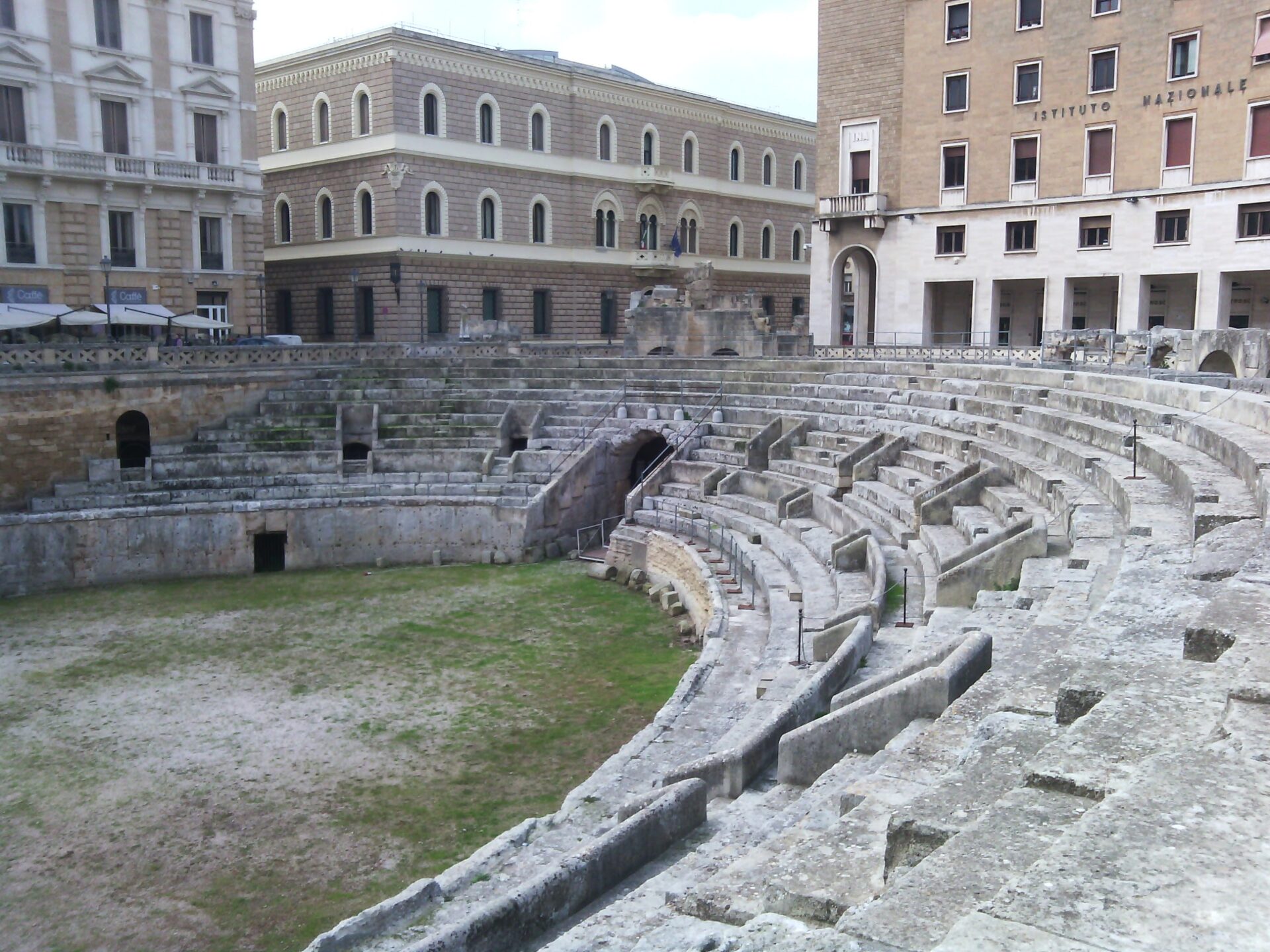 Scavi dell'anfiteatro romano di Lecce in piazza Sant'Oronzo con le gradinate di pietra e la colonna