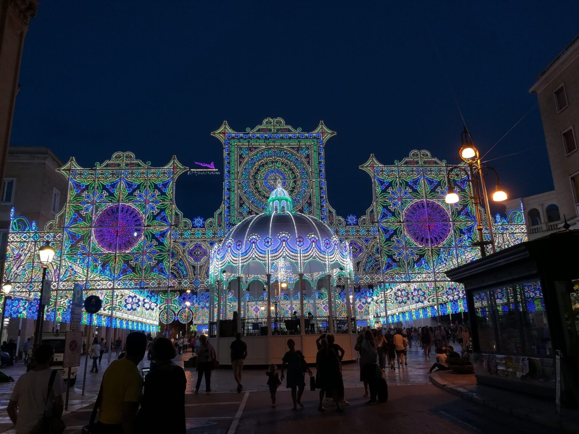 Piazza Sant'Oronzo a Lecce illuminata di notte dalle luminarie per la festa del santo patrono