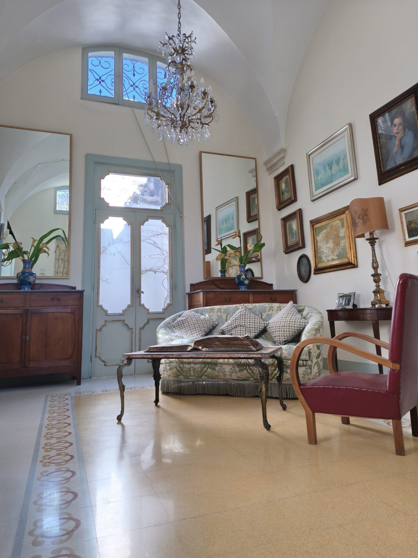 Noble living room in Palazzo Guido with frescoed ceilings and antique furniture