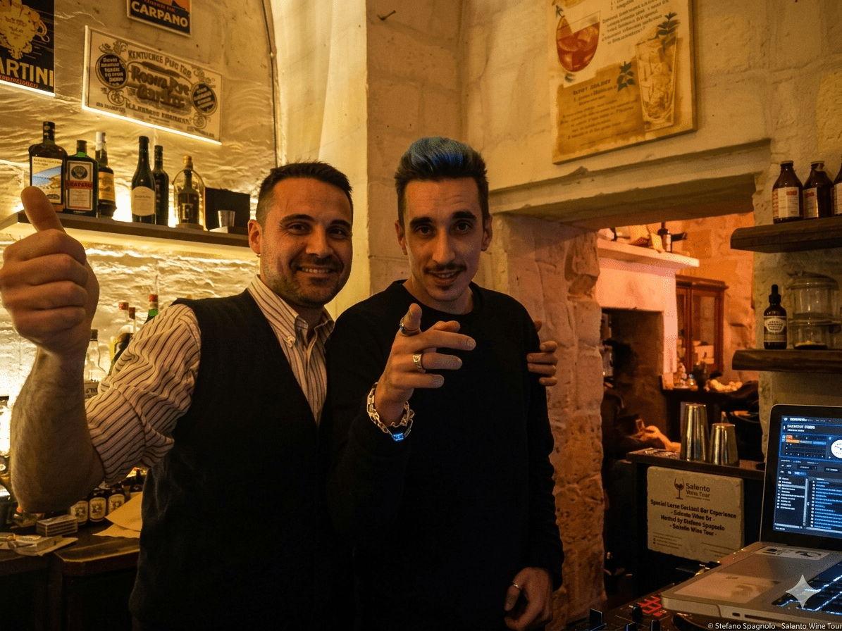 DJ che suona in un cocktail bar di Lecce con luci soffuse e atmosfera notturna elegante